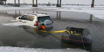 卡車陷入冰河，藍天救援隊用電動絞盤拖拽車輛